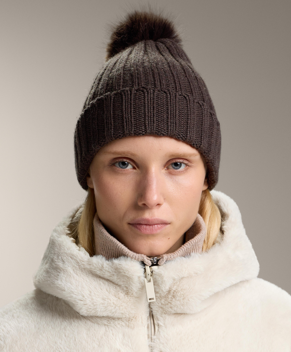 Oysho Вязаная шапка с помпоном, коричневый