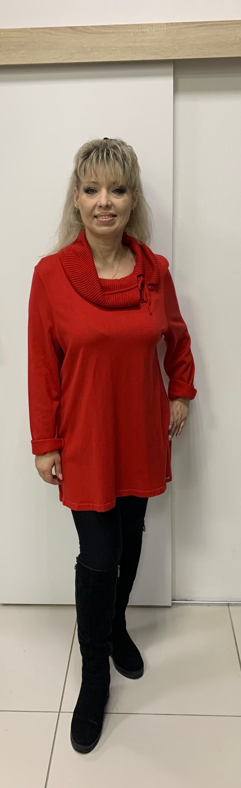 Красный трикотажный джемпер оригинального дизайна