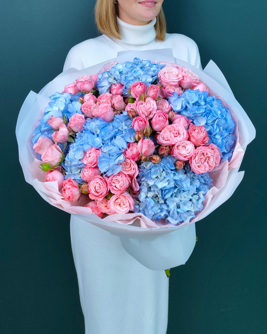 Букет из голубой гортензии и кустовой розы(00383)