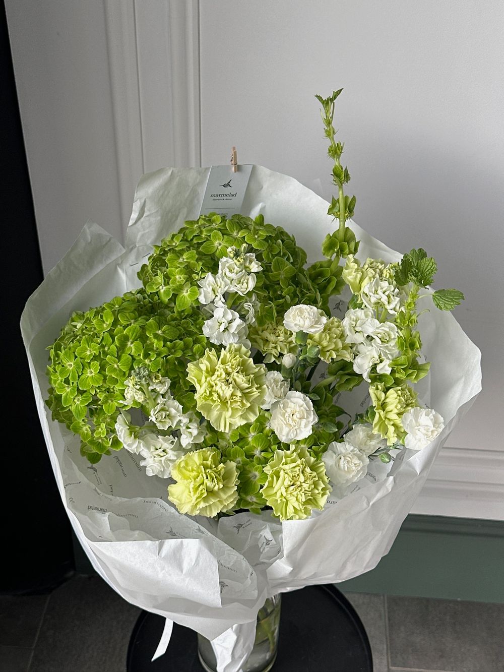 Букет сборный из гортензии, диантусов, моллюцелы и маттиолы