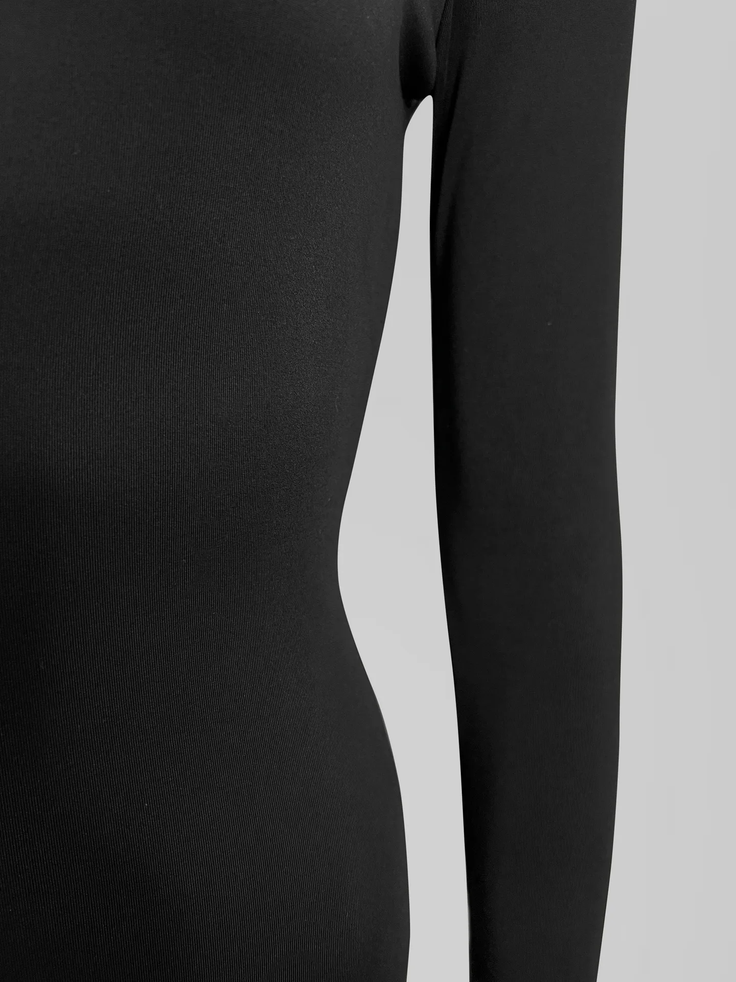 Платье 711 удлиненное с разрезом по ноге и вырезом и шнуровкой на груди