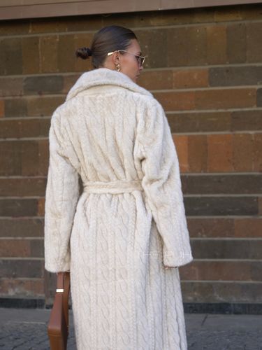 Длинная бежевая шуба из эко-меха