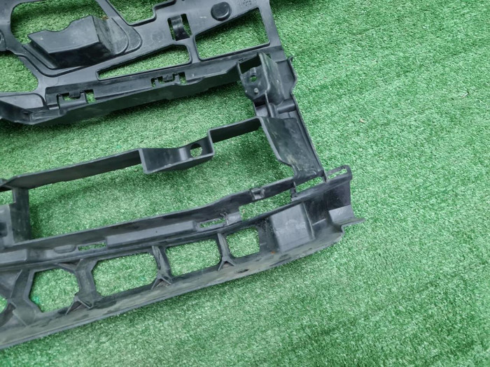 Кронштейн переднего бампера BMW 5er G30 (17-20)