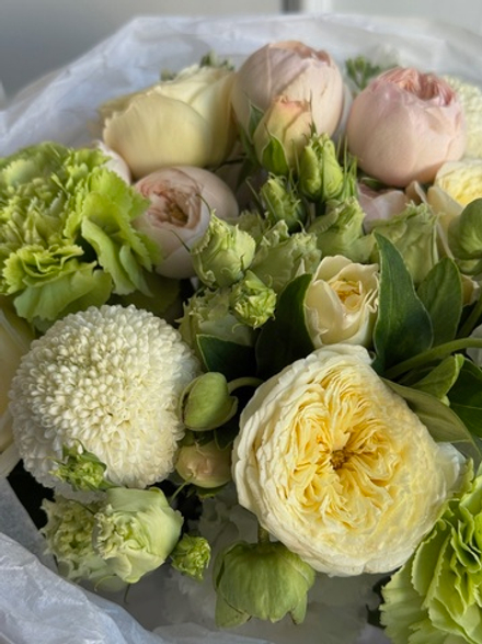 Букет из кустовых пионовидных роз, хризантемы, диантусов и лизиантуса