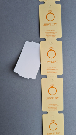 Печать оранжевым на бежевых бирках.