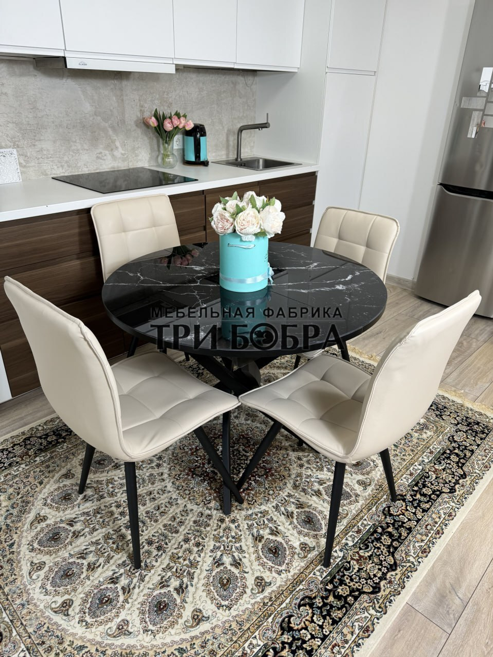 Круглый стеклянный раздвижной стол "Черный оникс" и стулья "ГУЧИ" ваниль