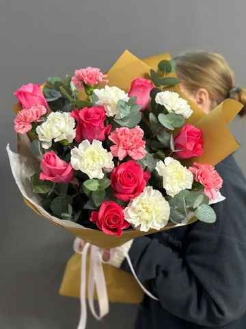 Авторский букет с диантусами и розами