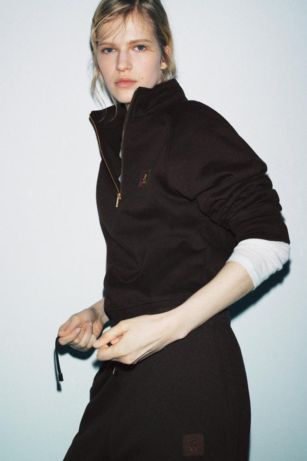 ZARA БРЮКИ ИЗ МЯГКОЙ ТКАНИ С НАШИВКОЙ, КОРИЧНЕВЫЙ