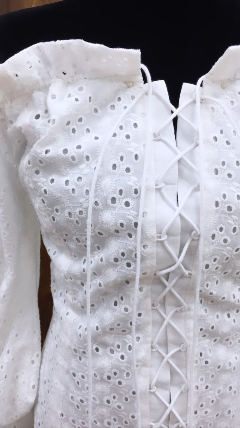 Платье со шнуровкой из шитья на подкладе