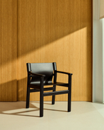 Стул Jan из переработанной кожи черного цвета и ясеня в черном цвете