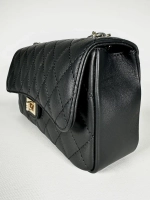 Женская сумка с цепочкой из натуральной кожи черного цвета