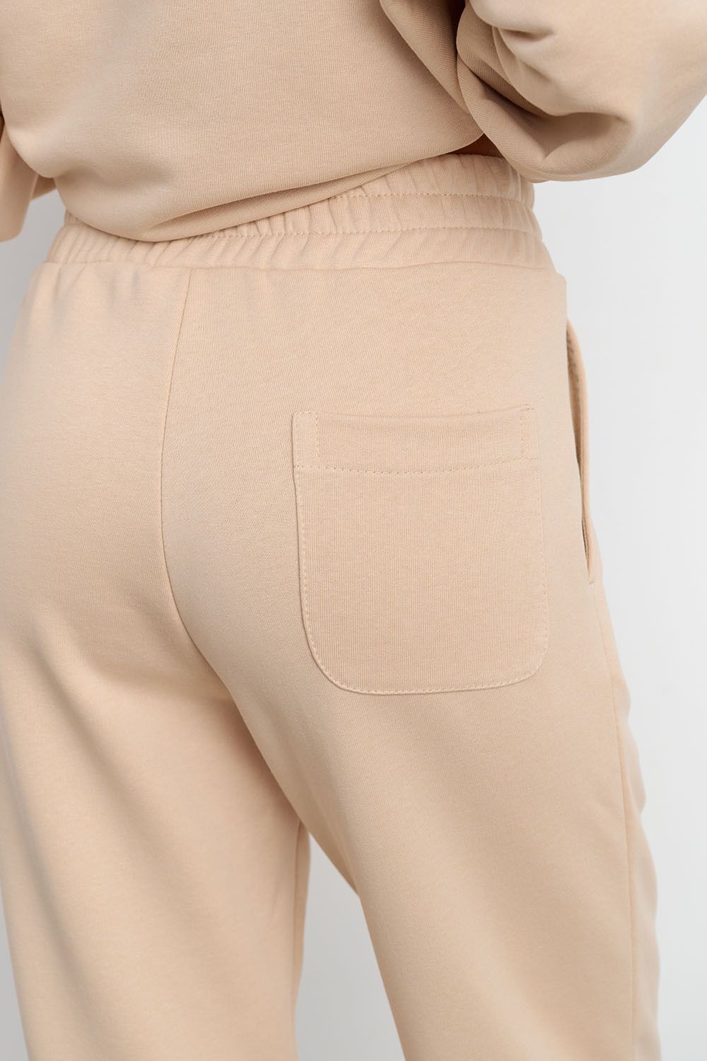 Свободные джоггеры без начеса из премиум футера ванильного цвета