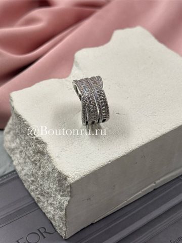 Кольцо серебристое многослойное с декоративными камнями в обрамлении страз