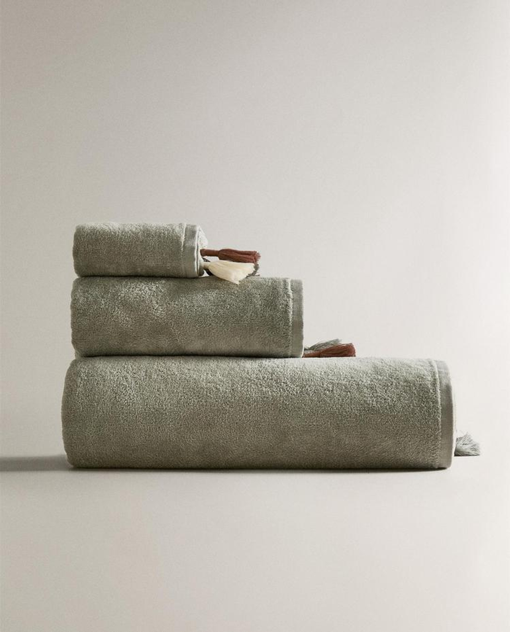 ZARA HOME БАННОЕ ПОЛОТЕНЦЕ ИЗ ВЕЛЮРА С КИСТОЧКАМИ, ЗЕЛЕНЫЙ