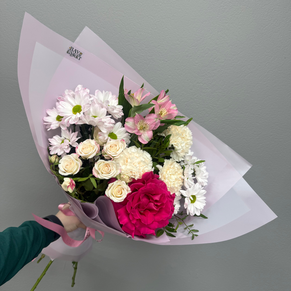 Букет из кустовой розы, ромашковой хризантемы и диантусов