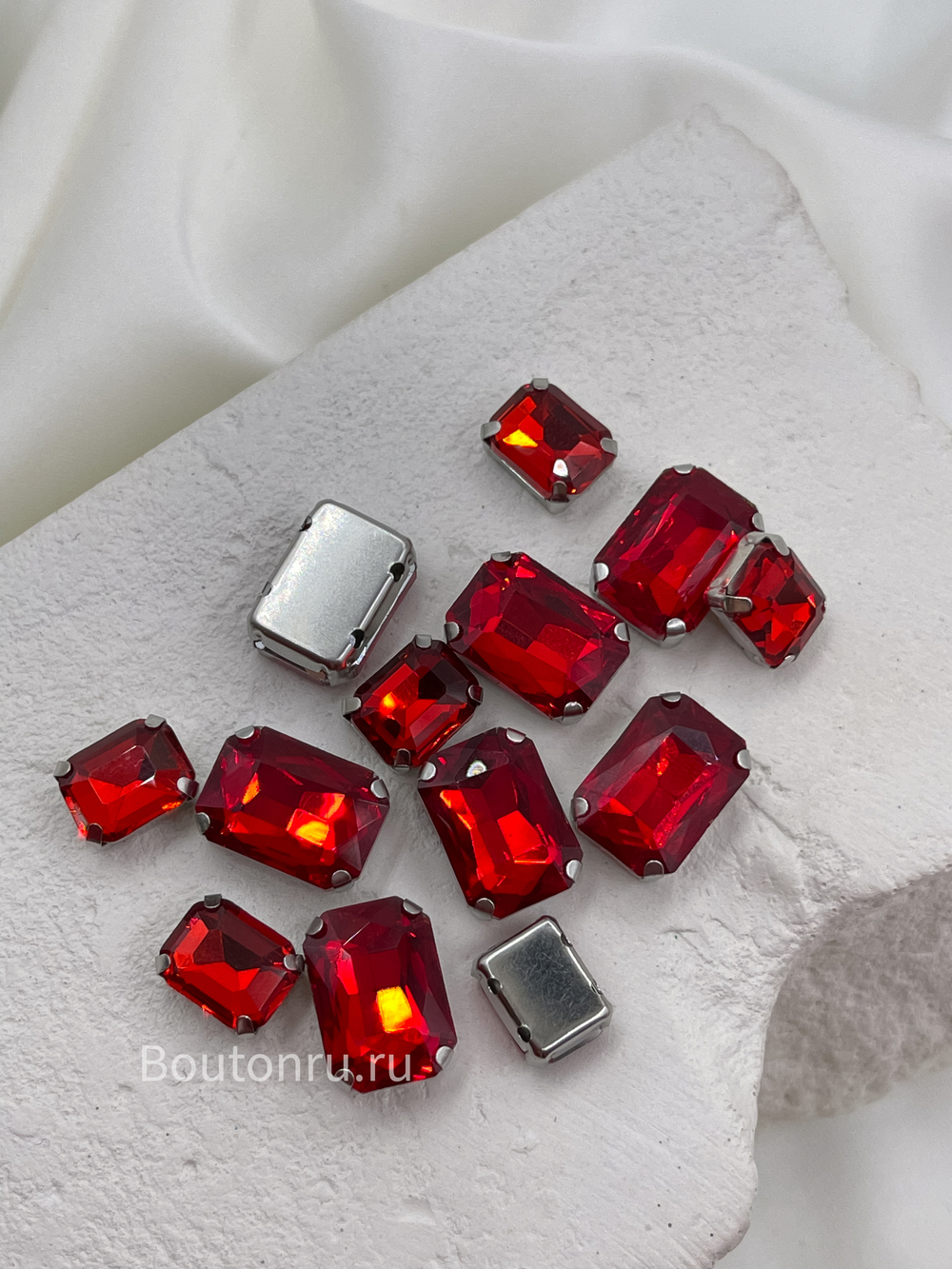 Стразы пришивные в цапах прямоугольные красные