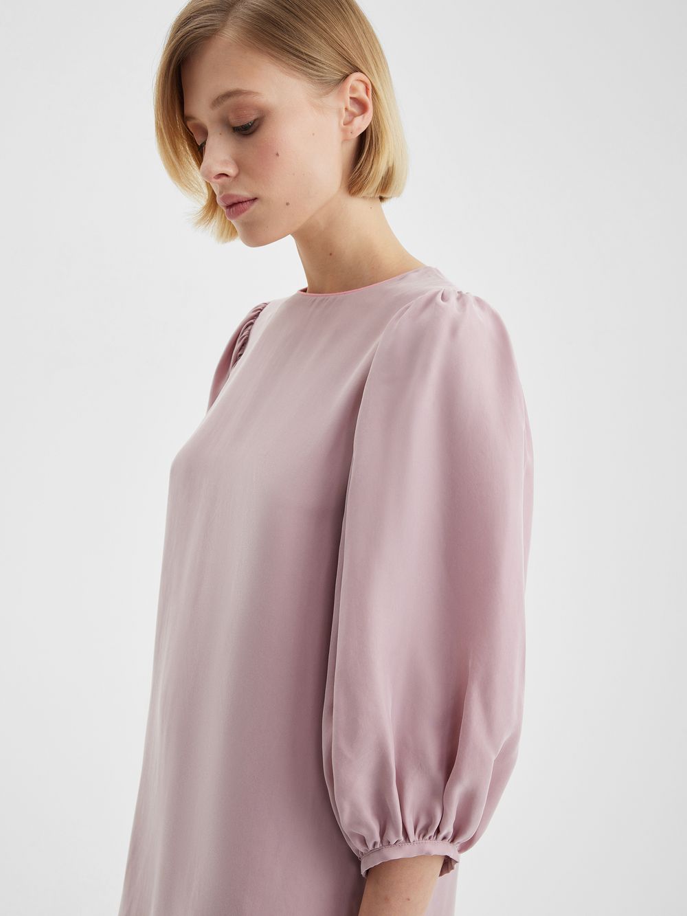 Платье с пышными рукавами цвета пудры