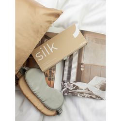 Маска для сна из натурального шелка бежевого цвета из коллекции Essential