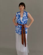 Жилет с коричневым поясом