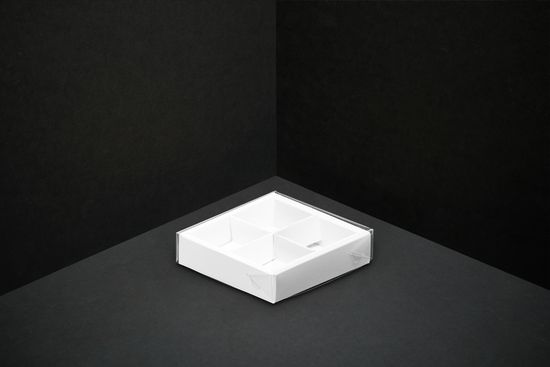 Упаковка с прозрачной крышкой для 4 шоколадных конфет