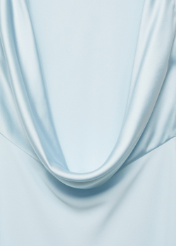 Атласное платье с драпированной спинкой