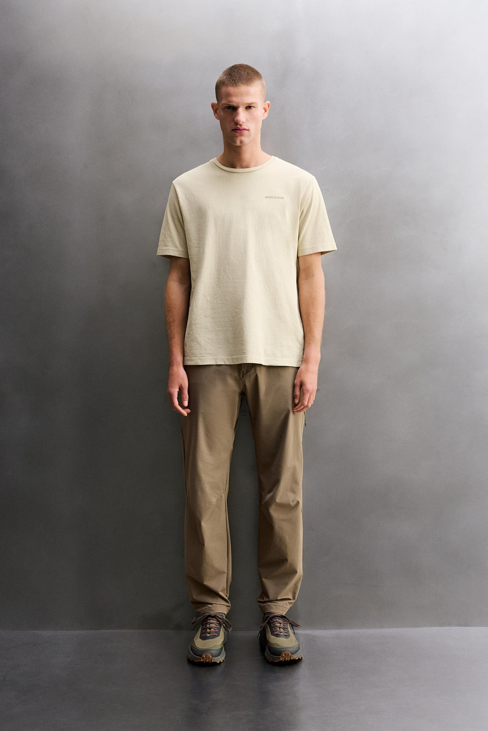 ZARA ФУТБОЛКА REGULAR FIT С ПРИНТОМ, ЖЕЛТОВАТО-БЕЛЫЙ