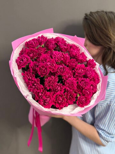 Букет с кустовыми пионовидными розами сорта "Хот Пинк Флоу"