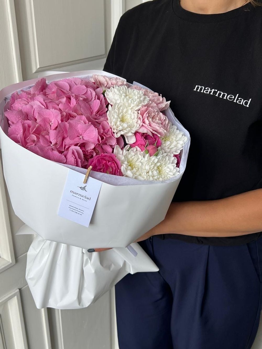 Сборный  букет из гортензии, хризантемы и диантусов