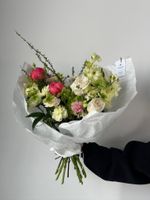 Букет сборный из гортензии, диантусов, хелеборуса и пионов