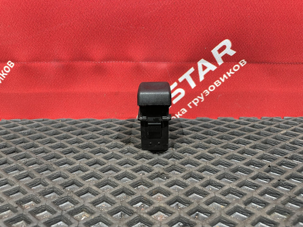 Кнопка освещения за кабиной