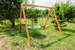 Деревянные качели с гипкими качелями и качелями гнездо Свиби