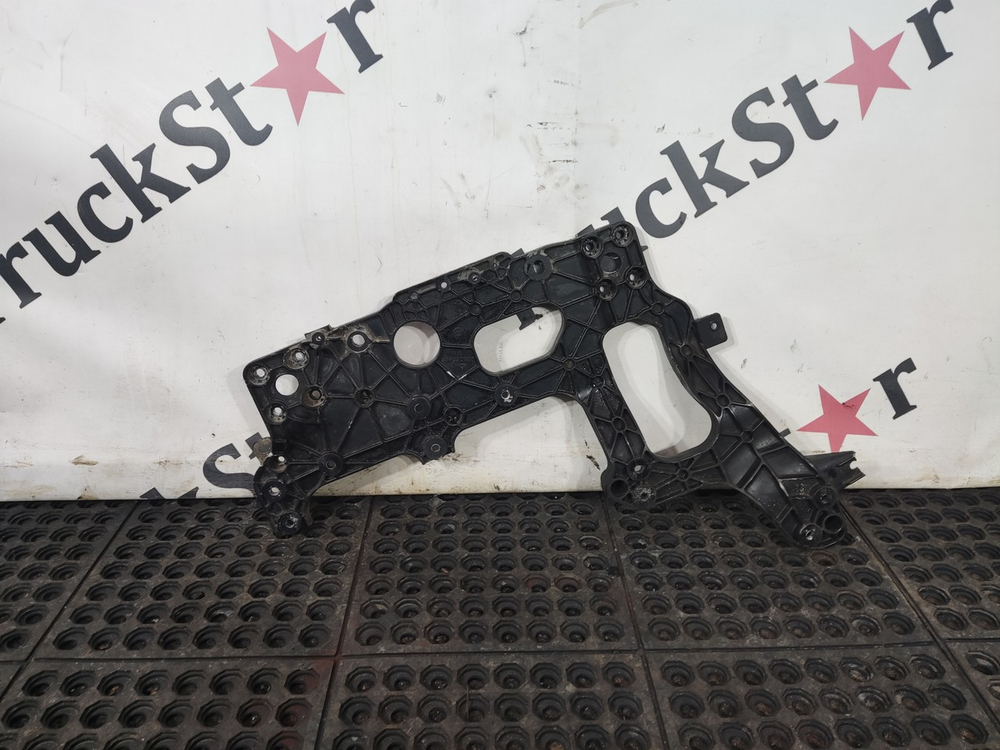 Кронштейн ПТФ правой 2023г