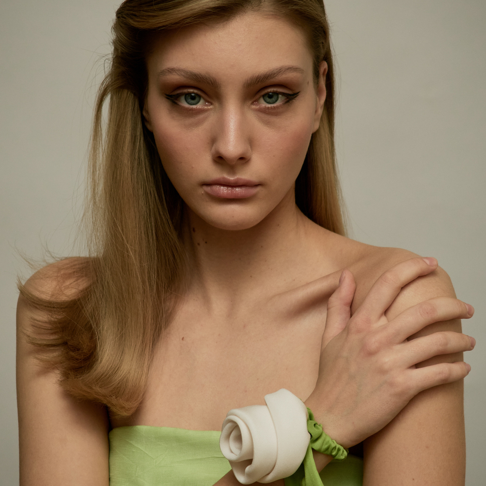 Резинка-роза белая с зеленым листиком