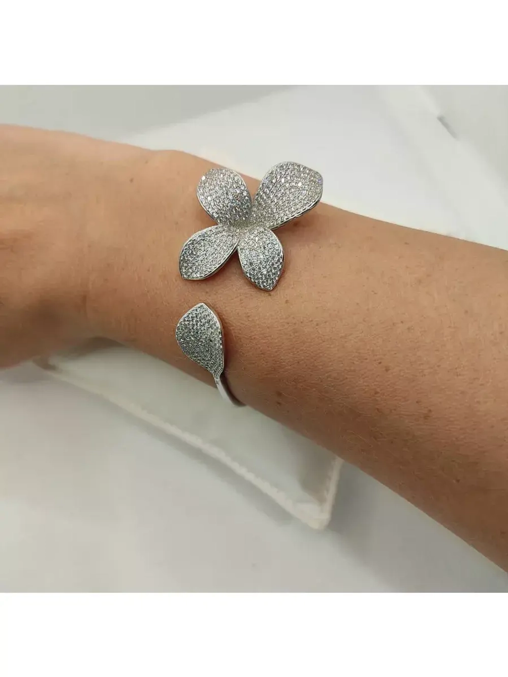 Ювелирный браслет жесткий Цветок на руку