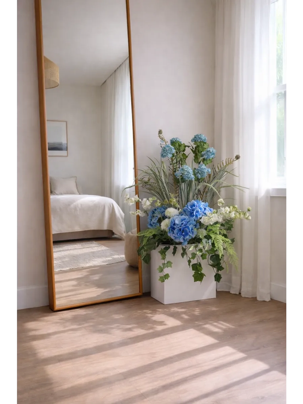 Напольная композиция из искусственных растений и цветов