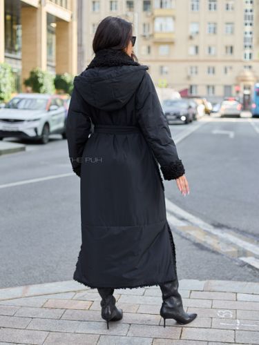 Утепленное черное пальто с эко-мехом