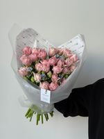 Букет из 27 розовых пионовидных тюльпанов и голубого оксипеталума