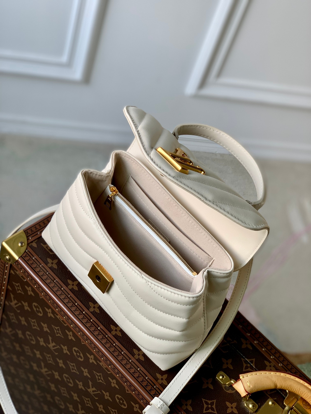 Louis Vuitton Hold Me