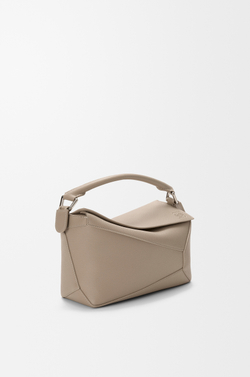 Loewe Маленькая сумка Puzzle Edge из мягкой зернистой телячьей кожи, цвет глины
