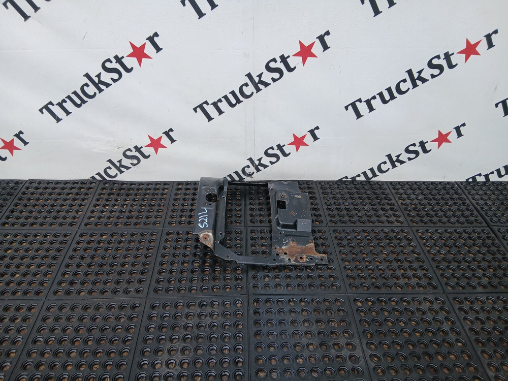 Кронштейн фары левой