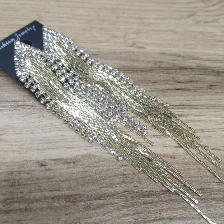 Серьги англ.заст. Bogema уголок из страз цепочки жгутики металл золотистый