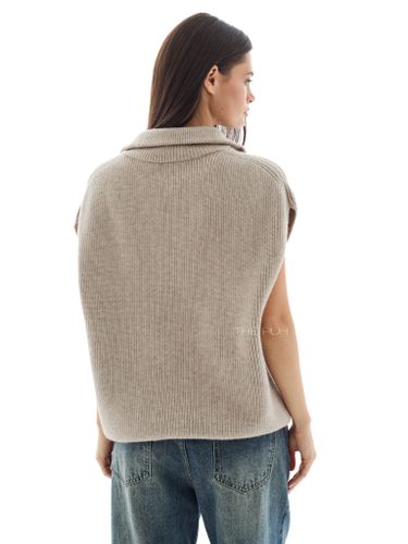 Бежевый вязаный жилет на молнии