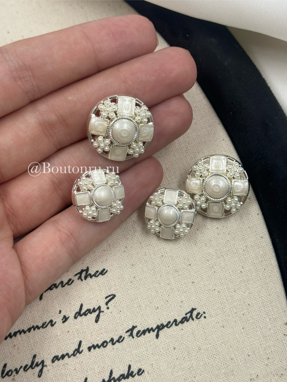 Пуговицы серебристые с квадратными деталями перламутровая белая эмаль с жемчугом