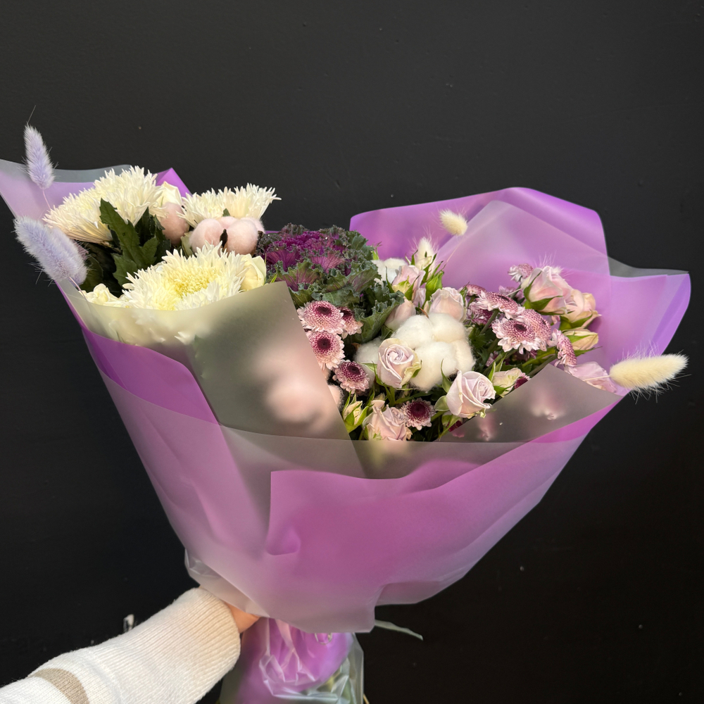 Букет из брассики, сантини и зефирных хризантем