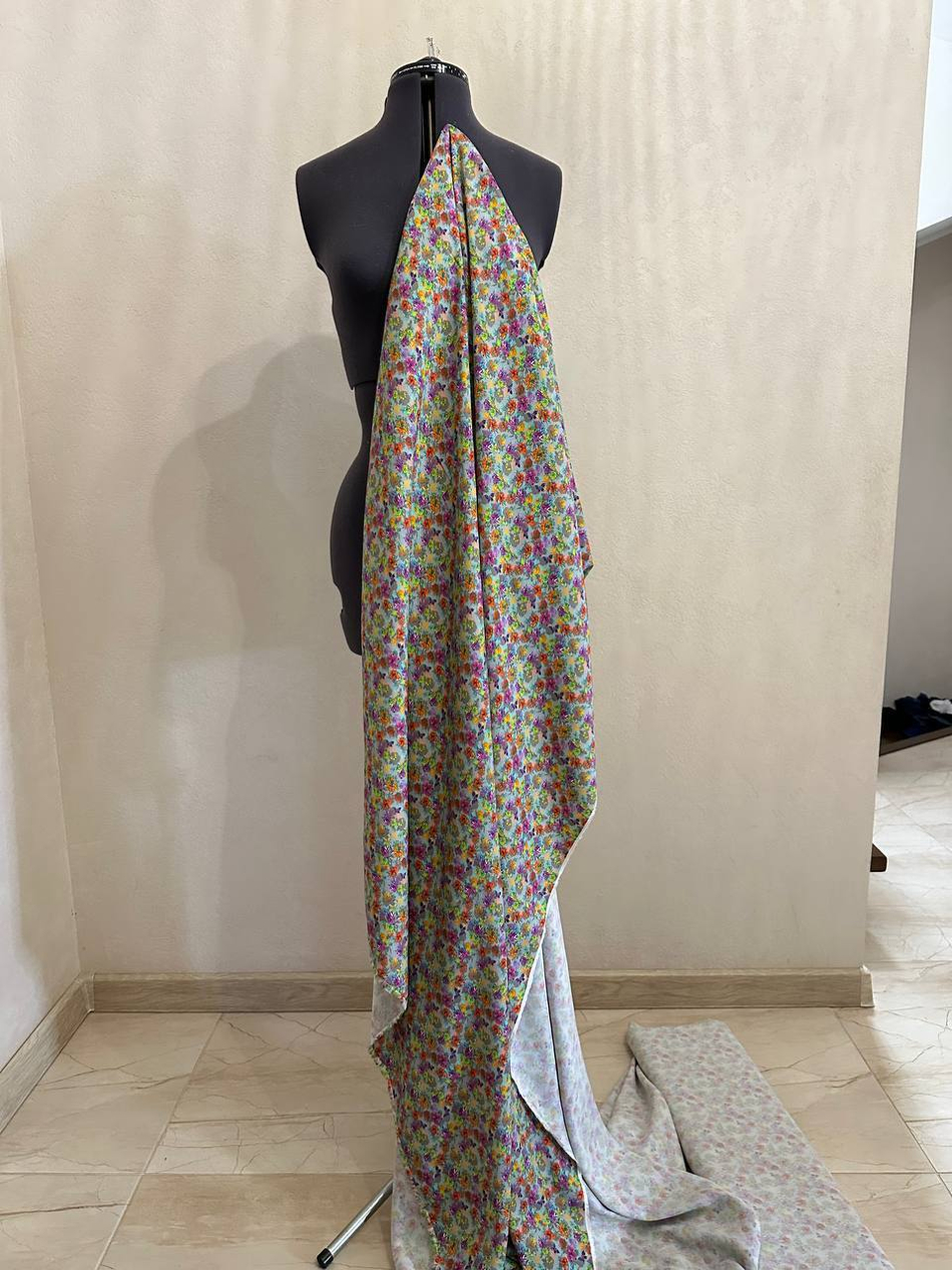 Плательно-блузочная креповая вискоза (100%вискоза, Жемчужный серый фон/цветочный калейдоскоп, 146, 140 гр/м2)