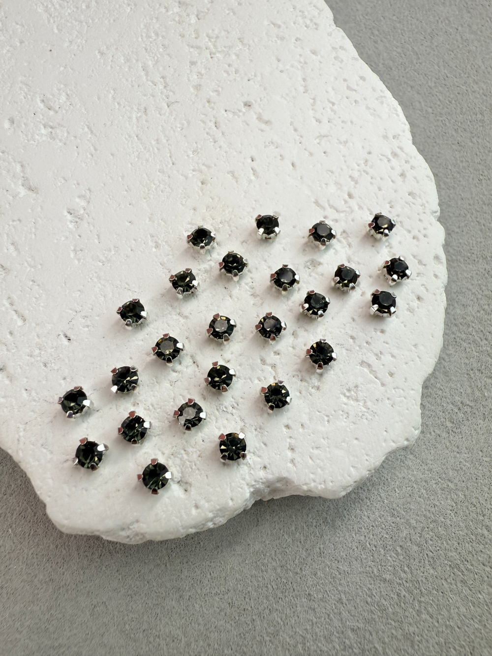 Шатоны 4 мм, Графит в серебре, 25 шт