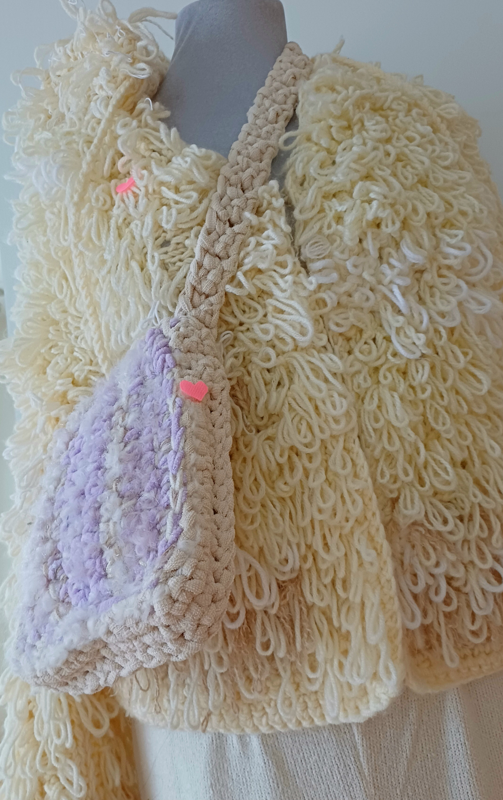 Сумка кроссбоди через плечо вязаная