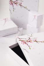 Подарочный футляр с цветочным рисунком под романтический набор украшений.