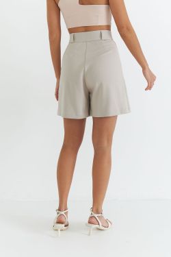 Шорты с защипами бежевого цвета