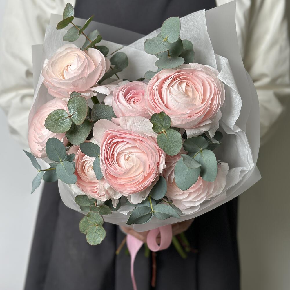 Букет из ранункулюсов с эвкалиптом